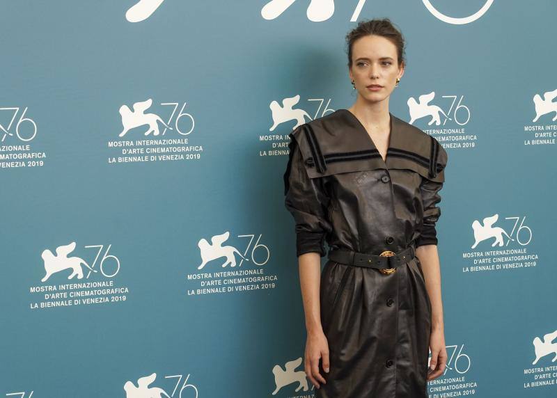 El director japonés Hirokazu Kore-eda ha hecho coincidir por primera vez en sus dilatadas carreras a Catherine Deneuve y Juliette Binoche, dos iconos del cine francés, en «La verité», la cinta que abrió este miércoles la competición oficial de la 76 Mostra de Venecia.