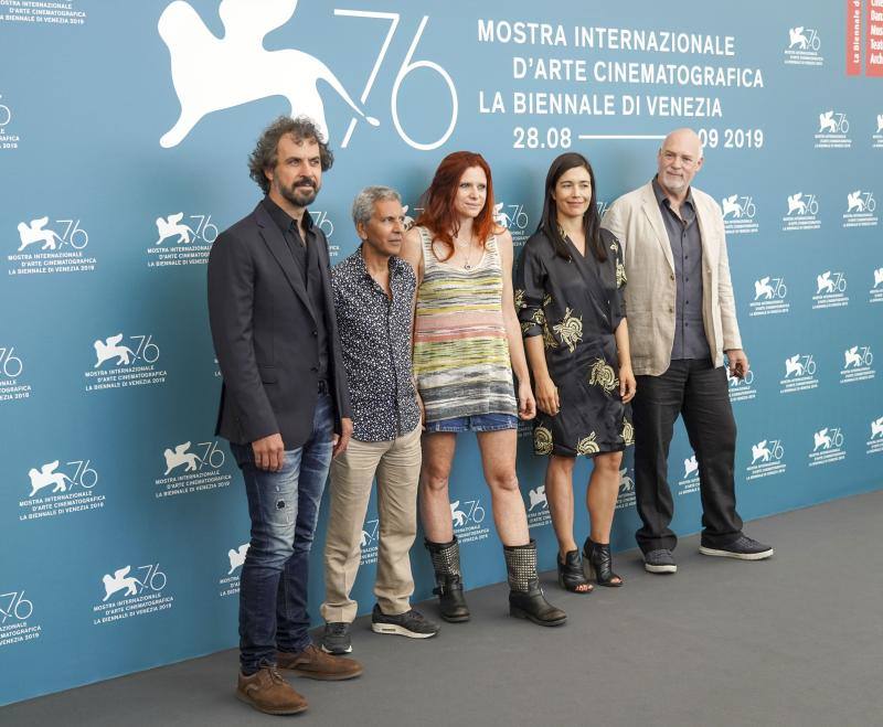 El director japonés Hirokazu Kore-eda ha hecho coincidir por primera vez en sus dilatadas carreras a Catherine Deneuve y Juliette Binoche, dos iconos del cine francés, en «La verité», la cinta que abrió este miércoles la competición oficial de la 76 Mostra de Venecia.