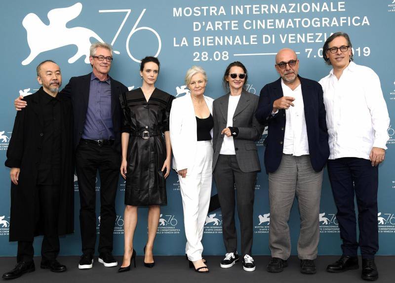 El director japonés Hirokazu Kore-eda ha hecho coincidir por primera vez en sus dilatadas carreras a Catherine Deneuve y Juliette Binoche, dos iconos del cine francés, en «La verité», la cinta que abrió este miércoles la competición oficial de la 76 Mostra de Venecia.