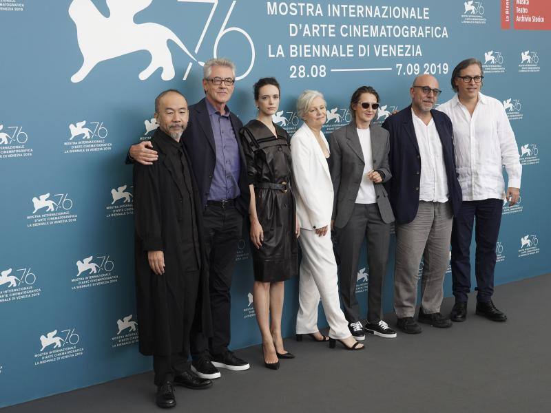 El director japonés Hirokazu Kore-eda ha hecho coincidir por primera vez en sus dilatadas carreras a Catherine Deneuve y Juliette Binoche, dos iconos del cine francés, en «La verité», la cinta que abrió este miércoles la competición oficial de la 76 Mostra de Venecia.