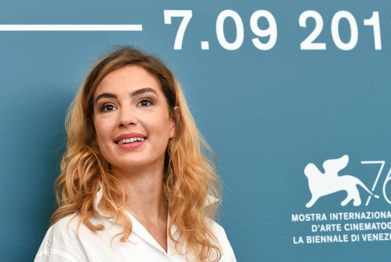 El director japonés Hirokazu Kore-eda ha hecho coincidir por primera vez en sus dilatadas carreras a Catherine Deneuve y Juliette Binoche, dos iconos del cine francés, en «La verité», la cinta que abrió este miércoles la competición oficial de la 76 Mostra de Venecia.