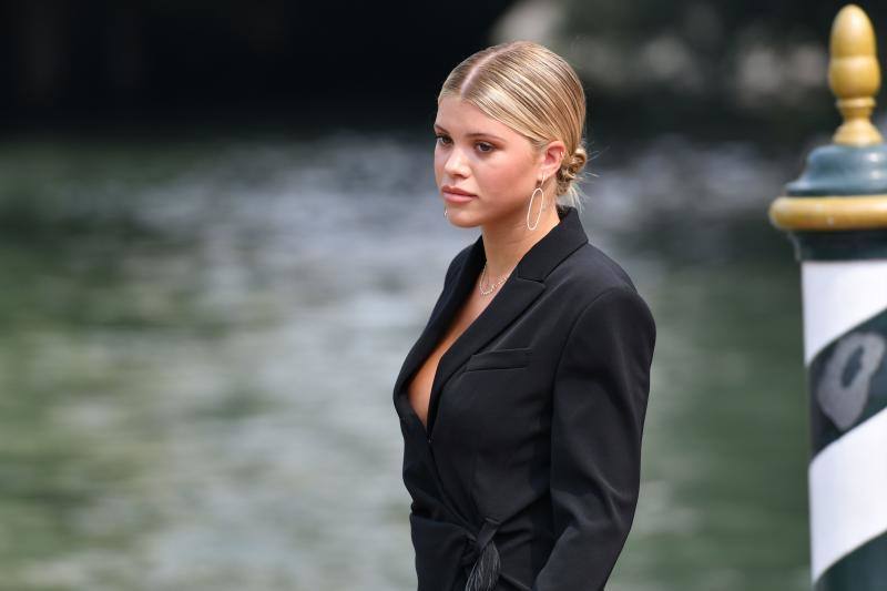 El director japonés Hirokazu Kore-eda ha hecho coincidir por primera vez en sus dilatadas carreras a Catherine Deneuve y Juliette Binoche, dos iconos del cine francés, en «La verité», la cinta que abrió este miércoles la competición oficial de la 76 Mostra de Venecia.