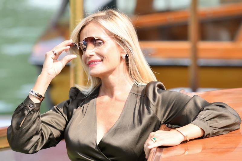 El director japonés Hirokazu Kore-eda ha hecho coincidir por primera vez en sus dilatadas carreras a Catherine Deneuve y Juliette Binoche, dos iconos del cine francés, en «La verité», la cinta que abrió este miércoles la competición oficial de la 76 Mostra de Venecia.