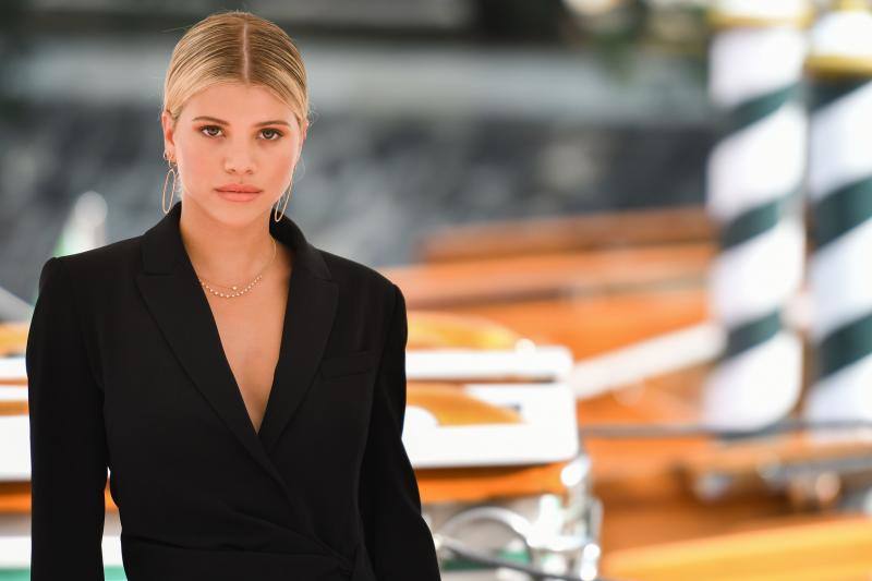 El director japonés Hirokazu Kore-eda ha hecho coincidir por primera vez en sus dilatadas carreras a Catherine Deneuve y Juliette Binoche, dos iconos del cine francés, en «La verité», la cinta que abrió este miércoles la competición oficial de la 76 Mostra de Venecia.