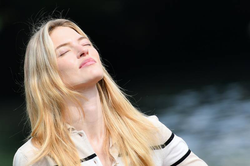 El director japonés Hirokazu Kore-eda ha hecho coincidir por primera vez en sus dilatadas carreras a Catherine Deneuve y Juliette Binoche, dos iconos del cine francés, en «La verité», la cinta que abrió este miércoles la competición oficial de la 76 Mostra de Venecia.