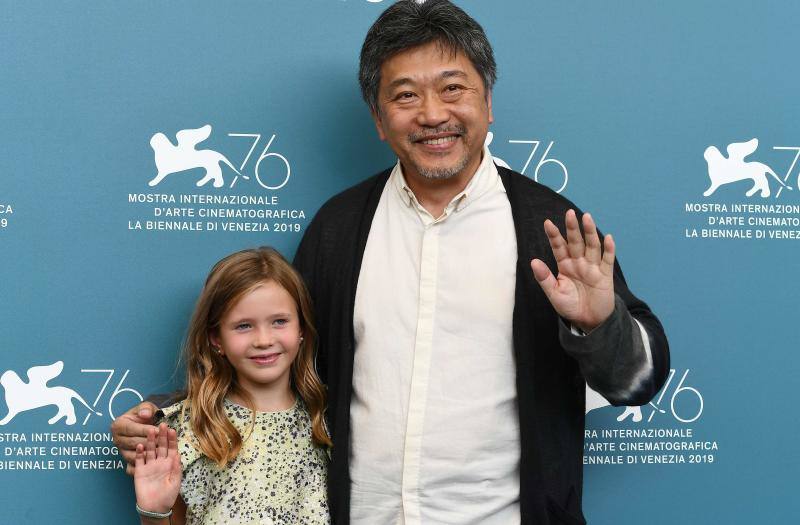 El director japonés Hirokazu Kore-eda ha hecho coincidir por primera vez en sus dilatadas carreras a Catherine Deneuve y Juliette Binoche, dos iconos del cine francés, en «La verité», la cinta que abrió este miércoles la competición oficial de la 76 Mostra de Venecia.
