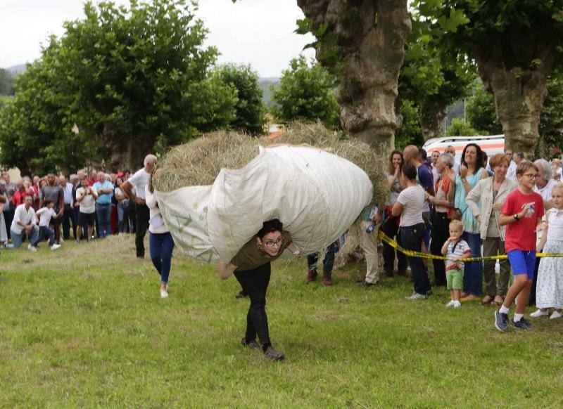 Cientos de personas disfrutaron en Benia de Onís de los concursos de siega, cabruñu y sábanu, así como la carrera en madreñes, en la Fiesta del Segador. 
