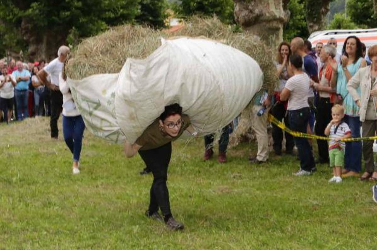 Mariló Contreras levanta el sábanu entre gritos de ánimo.