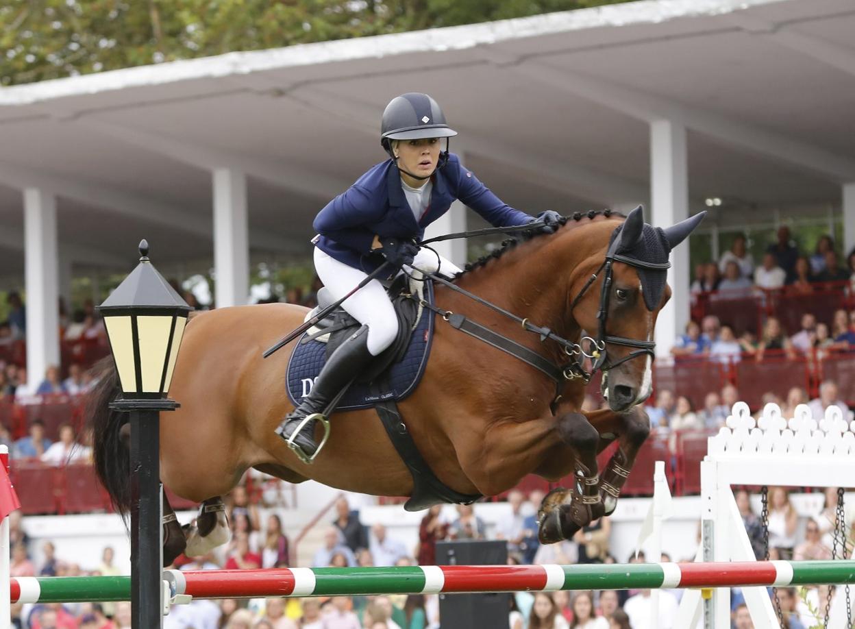 La amazona inglesa, con su caballo belga de diez años, confirmó en Gijón su buen estado de forma. 