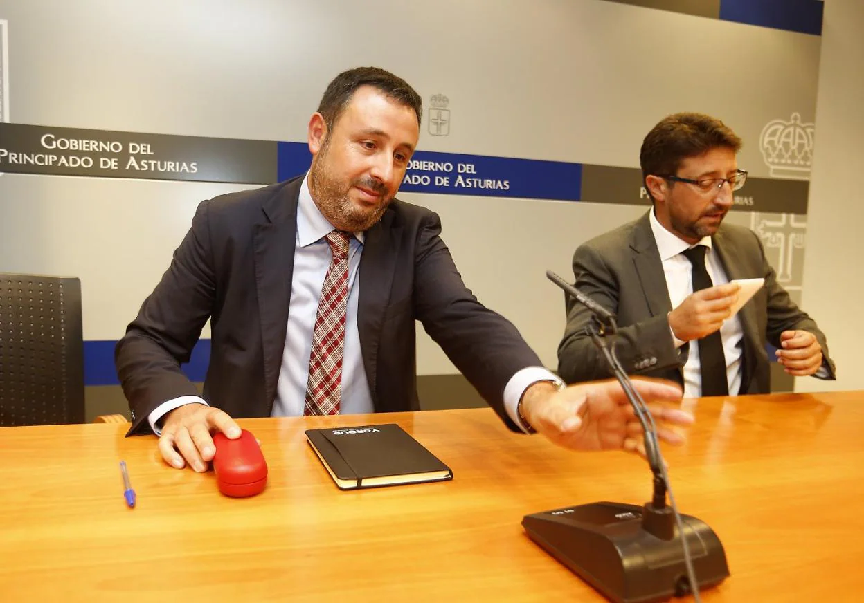 Juanjo Berbel, socio de la consultora YGroup, y Enrique Fernández, consejero de Industria, ayer, en la rueda de prensa. 