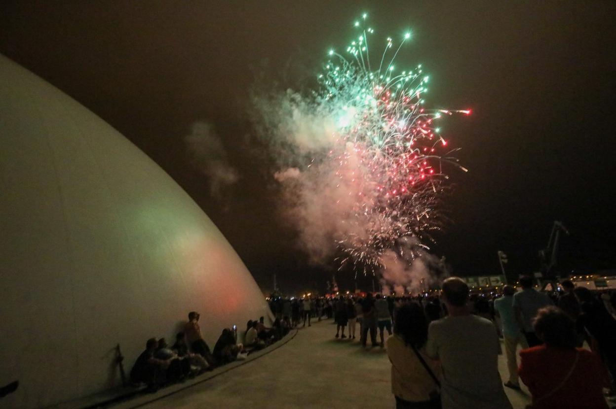 La plaza del Centro Niemeyer fue uno de los lugares más concurridos para seguir los fuegos. 
