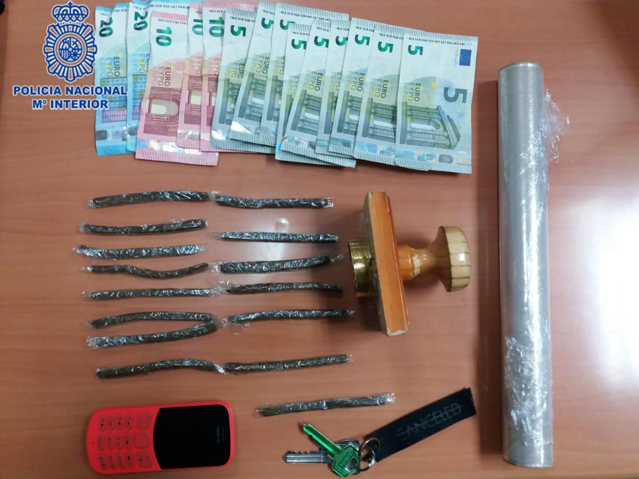 Hachís, dinero y objetos decomisados durante la operación contra la droga. 