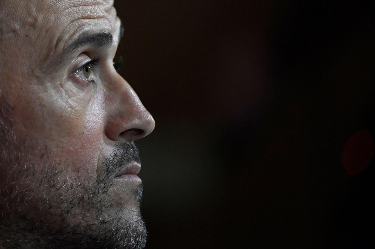 Luis Enrique, pensativo, en una de sus últimas comparecencias con la selección española. 