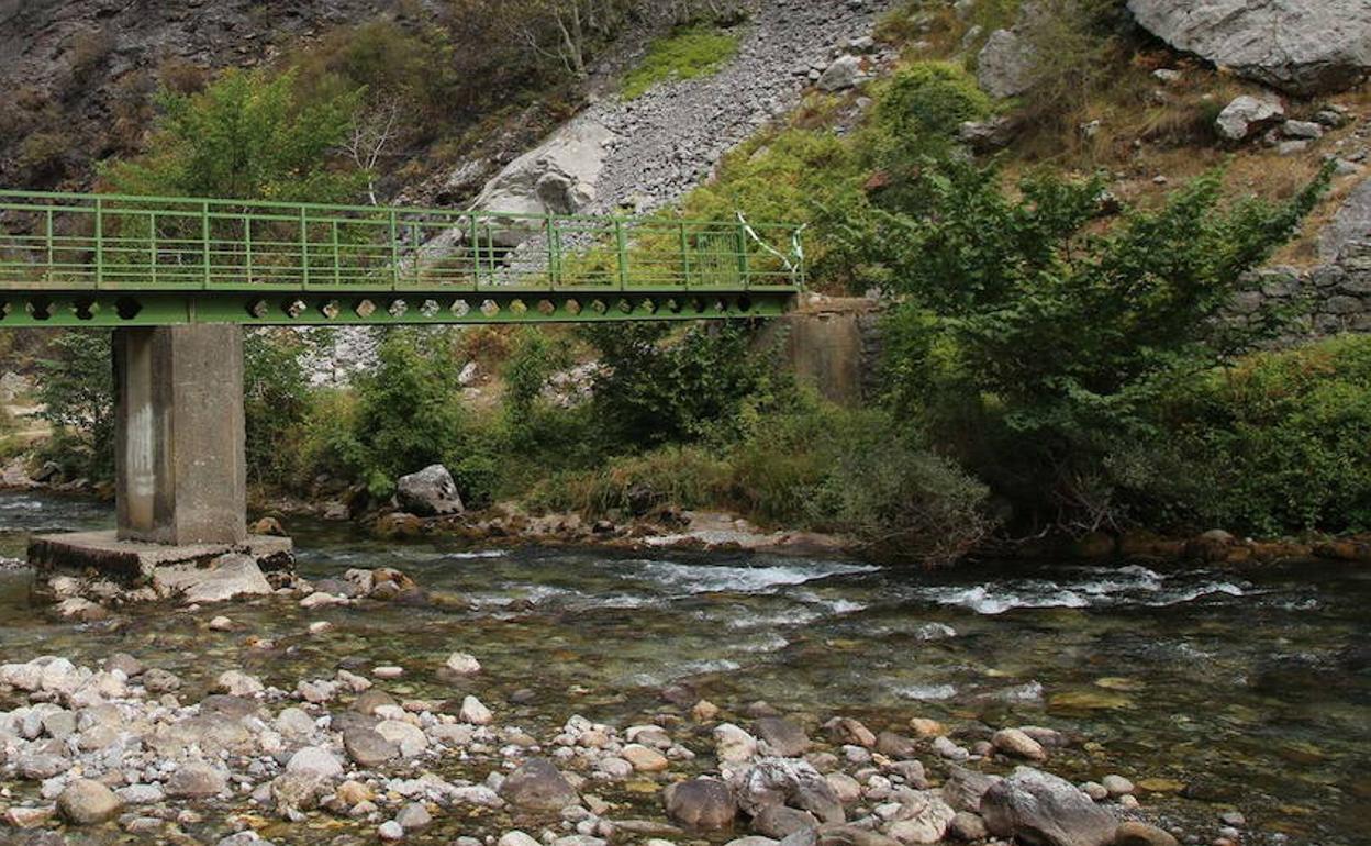 Rescatan a un padre y sus dos hijas mientras realizaban una ruta entre Asturias y León