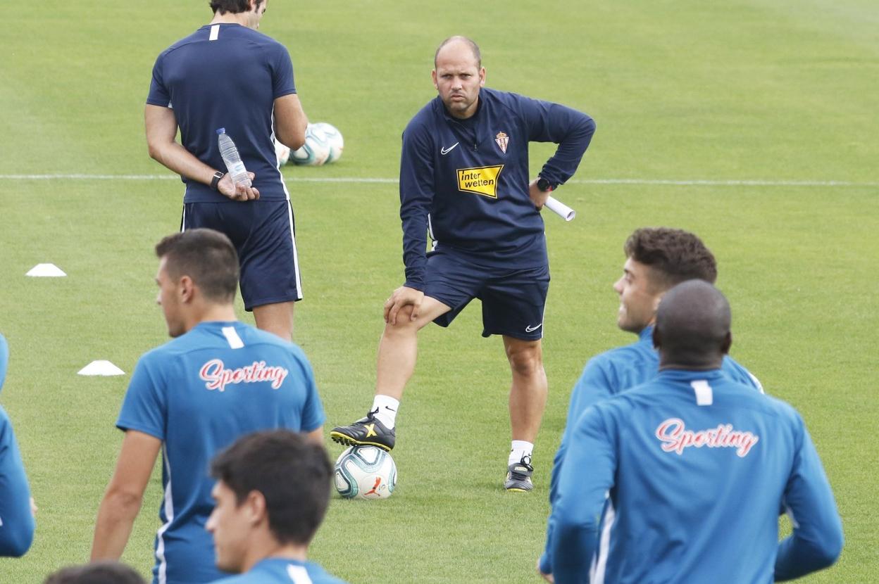 José Alberto observa a sus jugadores durante el calentamiento de la sesión que dirigió ayer en Mareo. 