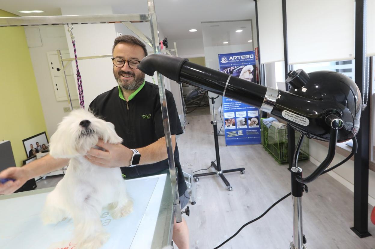 Juan Alberto Fernández culmina la sesión de peluquería de 'Ruby' con el manos libres. ::MARIETA