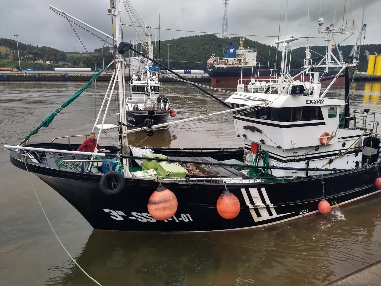 El 'Amatxo' y el 'Esmeralda' maniobran en el muelle pesquero. 