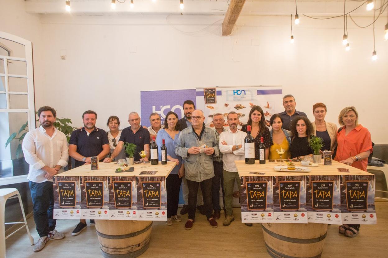 Los hosteleros junto a los representantes de la Unión de Comerciantes de Avilés y Comarca y los representantes de la Mancomunidad Comarca Avilés. 