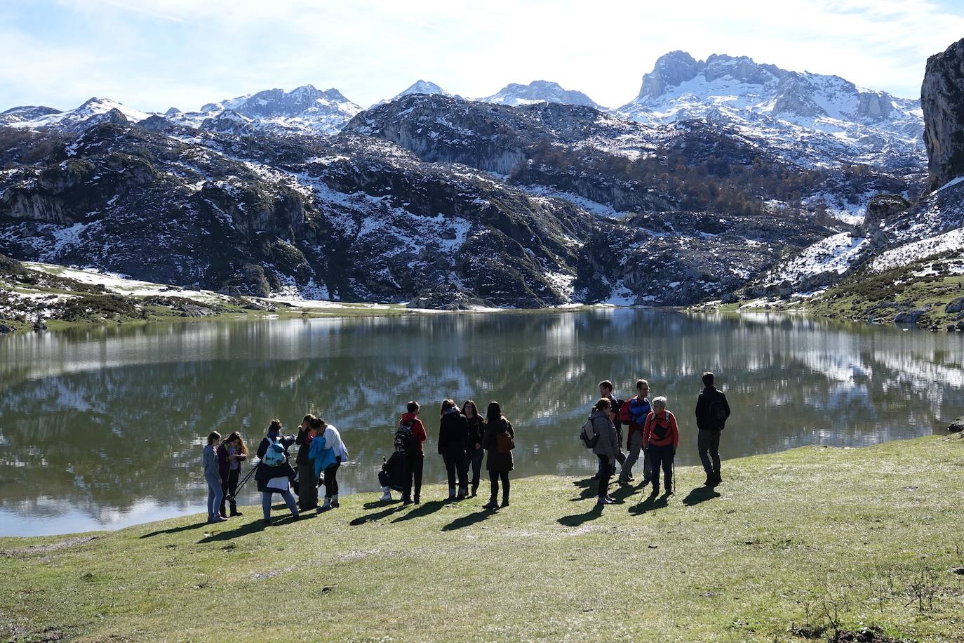 Un grupo de visitantes, en los Lagos de Covadonga