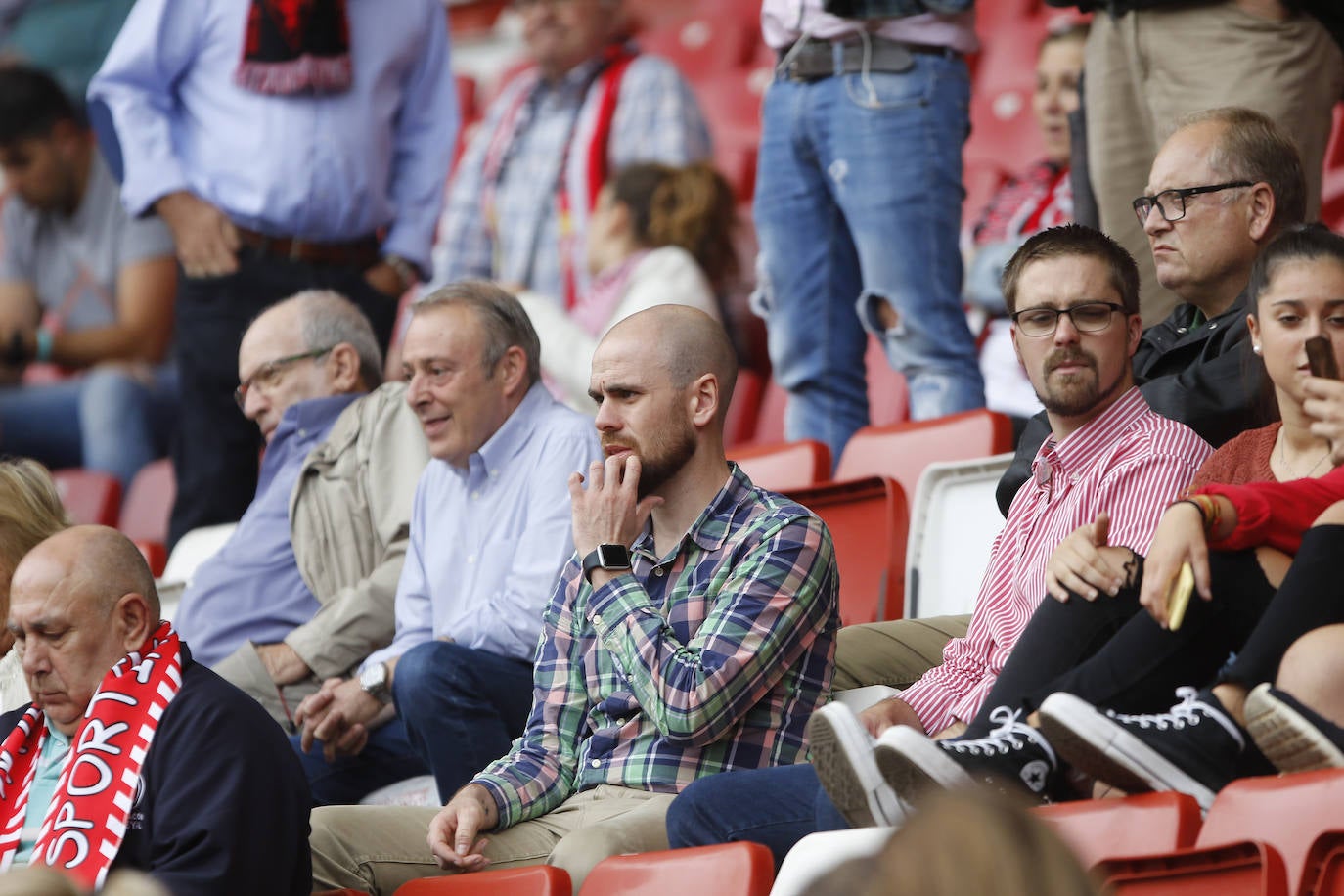 El Molinón se rinde a Manu García en la victoria del Sporting.