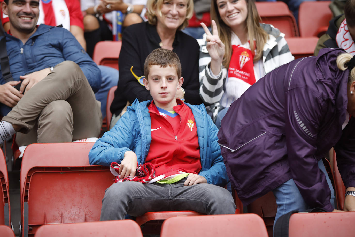 El Molinón se rinde a Manu García en la victoria del Sporting.