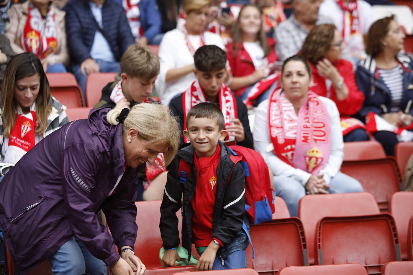 El Molinón se rinde a Manu García en la victoria del Sporting.