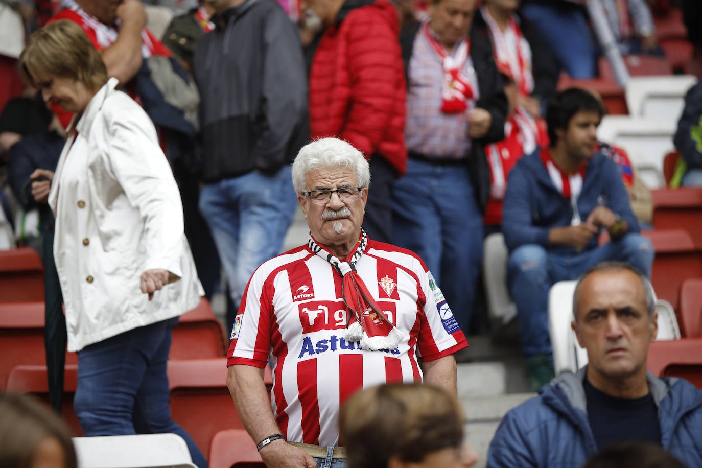 El Molinón se rinde a Manu García en la victoria del Sporting.