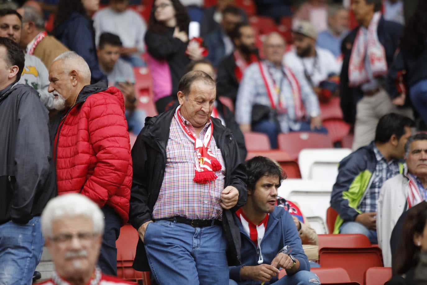 El Molinón se rinde a Manu García en la victoria del Sporting.