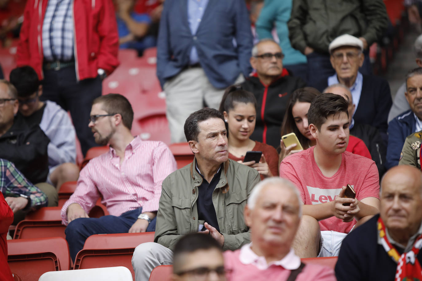 El Molinón se rinde a Manu García en la victoria del Sporting.