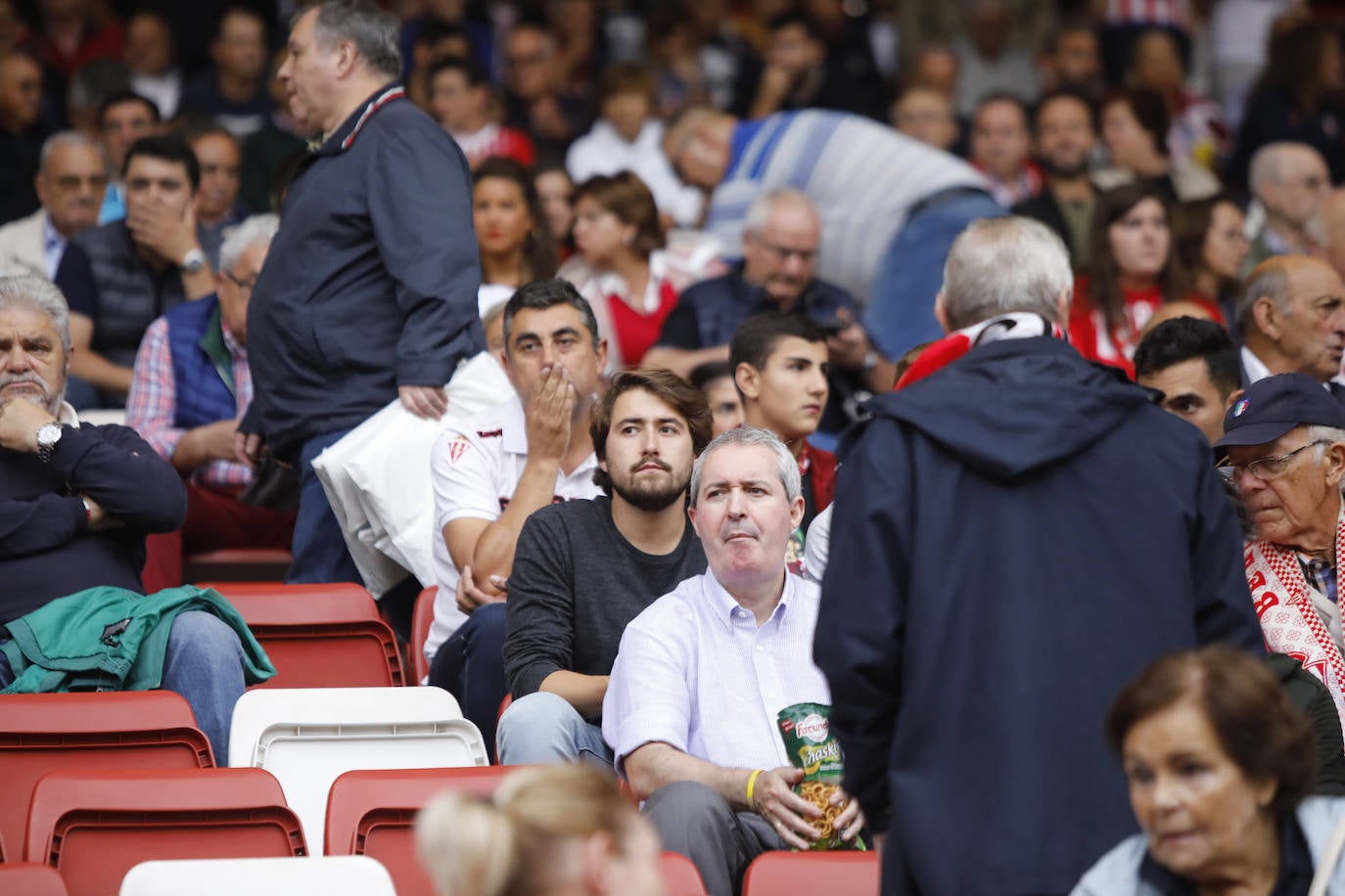 El Molinón se rinde a Manu García en la victoria del Sporting.