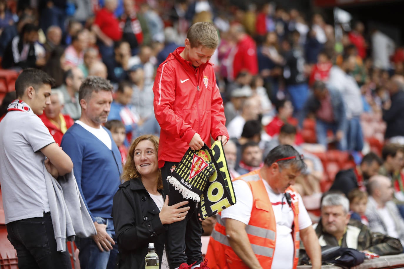 El Molinón se rinde a Manu García en la victoria del Sporting.