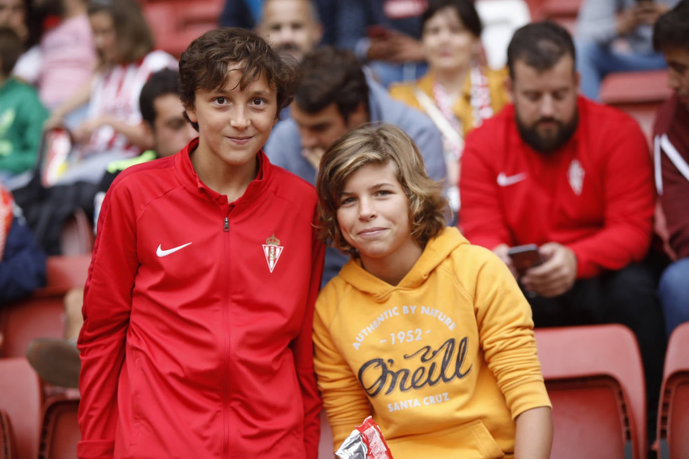El Molinón se rinde a Manu García en la victoria del Sporting.