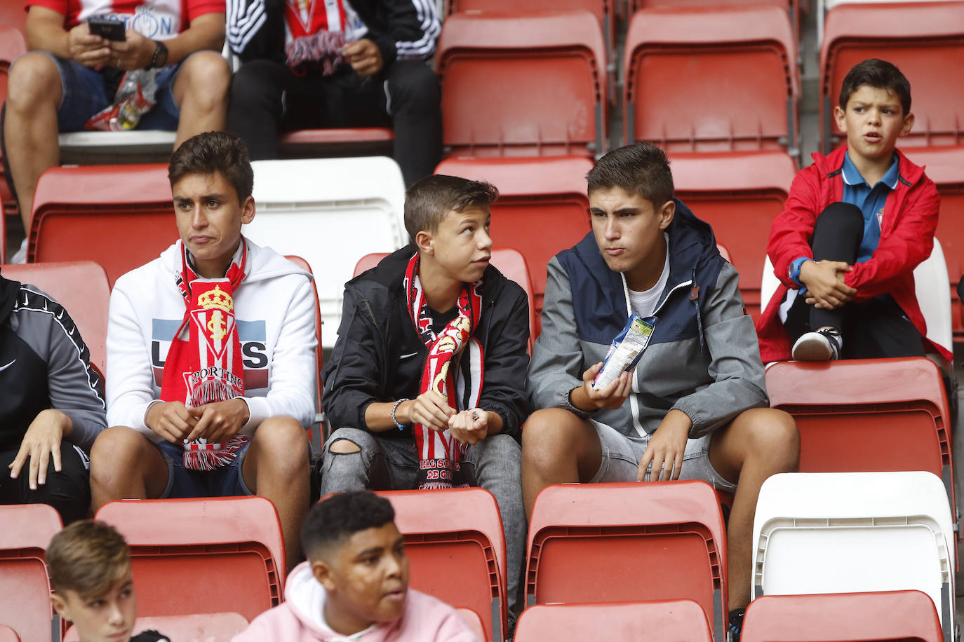 El Molinón se rinde a Manu García en la victoria del Sporting.
