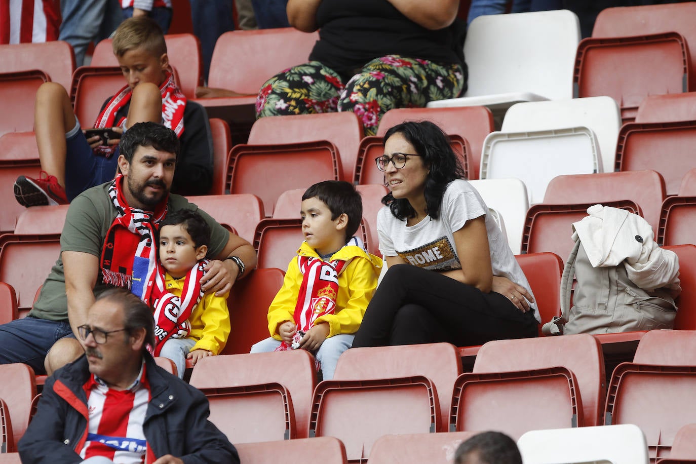 El Molinón se rinde a Manu García en la victoria del Sporting.