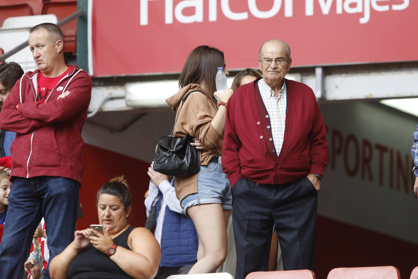 El Molinón se rinde a Manu García en la victoria del Sporting.