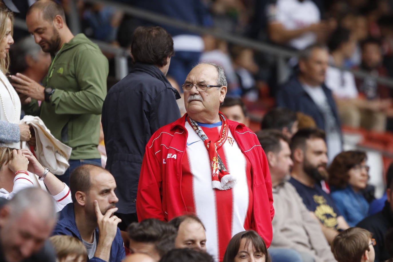 El Molinón se rinde a Manu García en la victoria del Sporting.