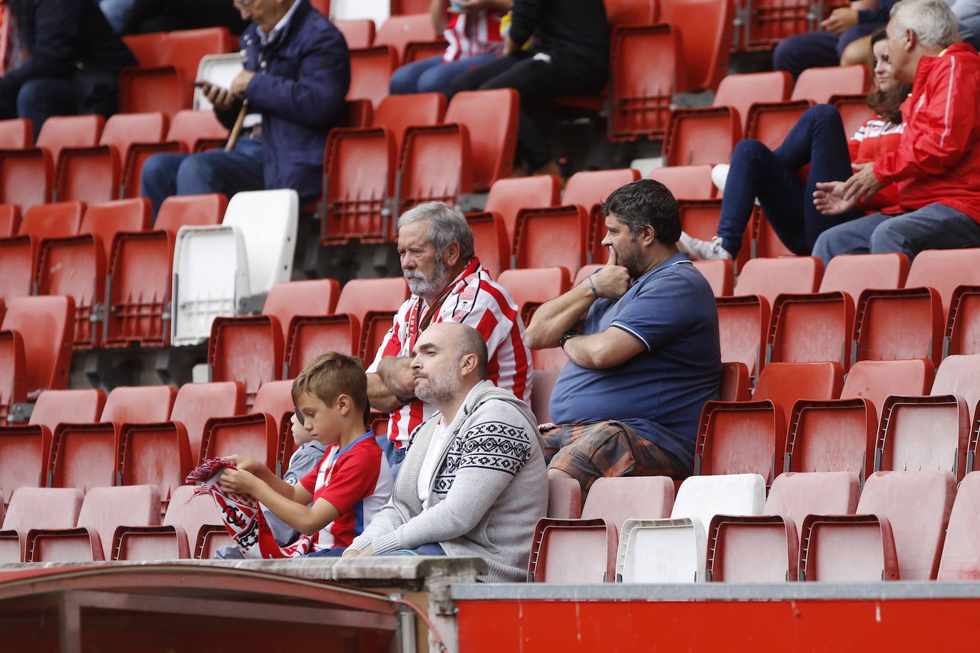 El Molinón se rinde a Manu García en la victoria del Sporting.