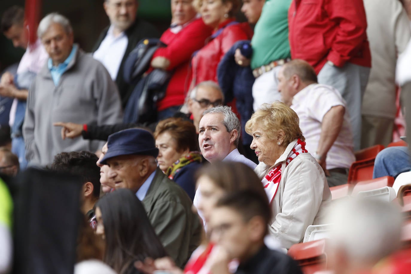 El Molinón se rinde a Manu García en la victoria del Sporting.