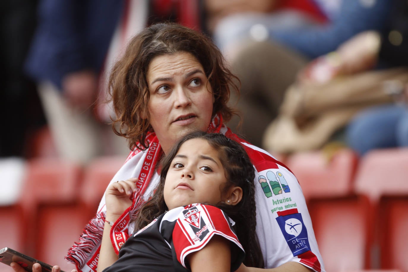 El Molinón se rinde a Manu García en la victoria del Sporting.