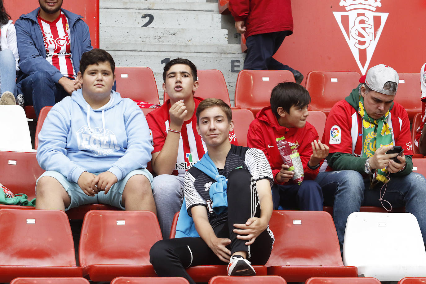 Fotos: ¿Estuviste en el partido Sporting-Albacete? ¡Búscate!