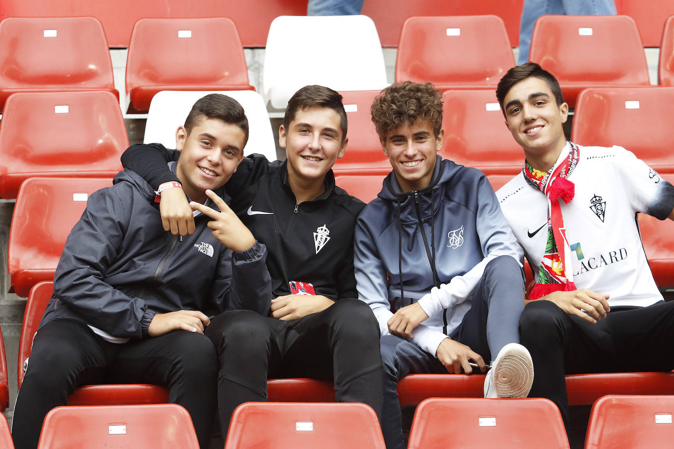 Fotos: ¿Estuviste en el partido Sporting-Albacete? ¡Búscate!