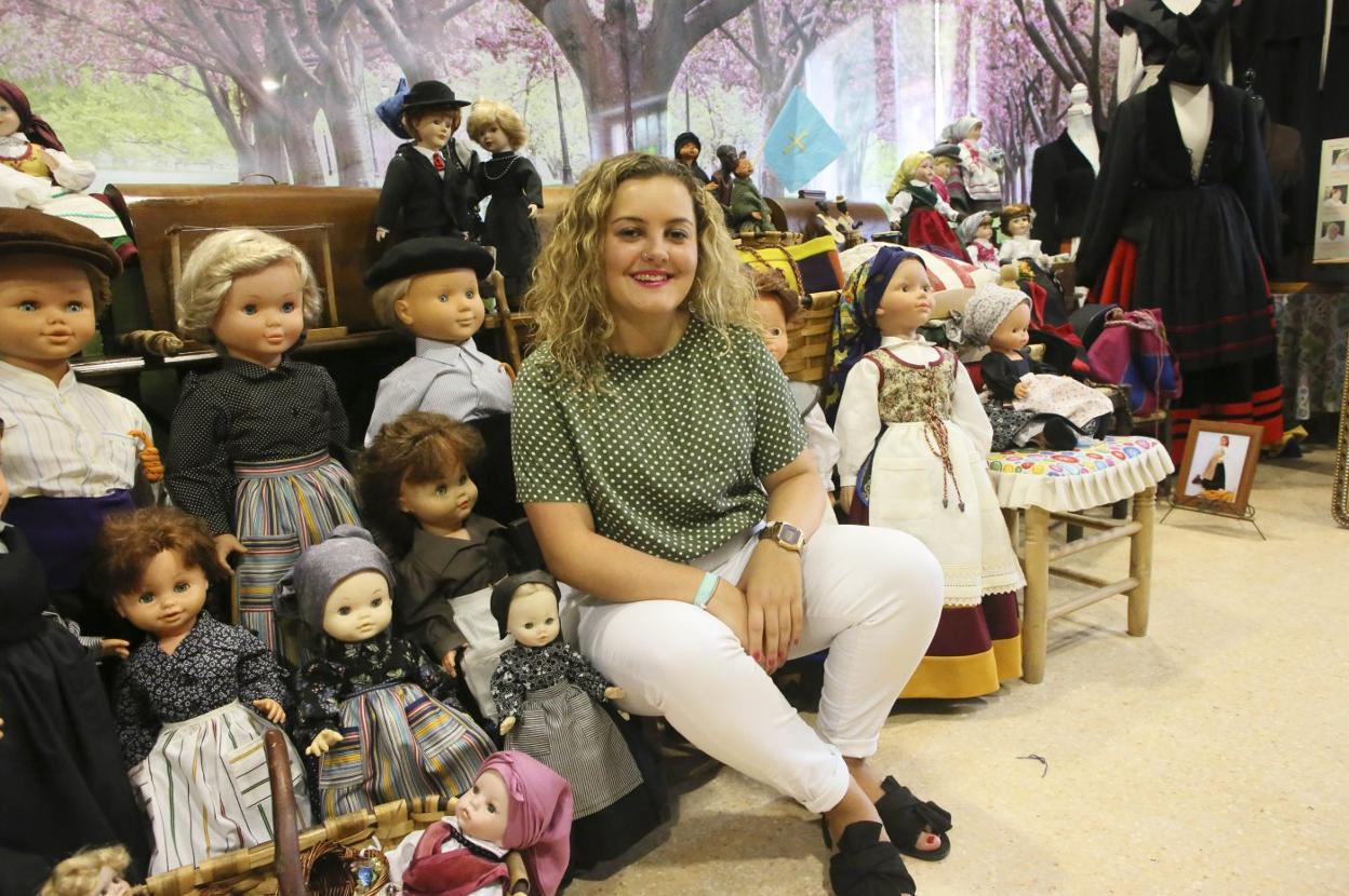 Alicia Villanueva, con una colección de muñecas vestidas de asturiana en una tienda de Bimenes. 