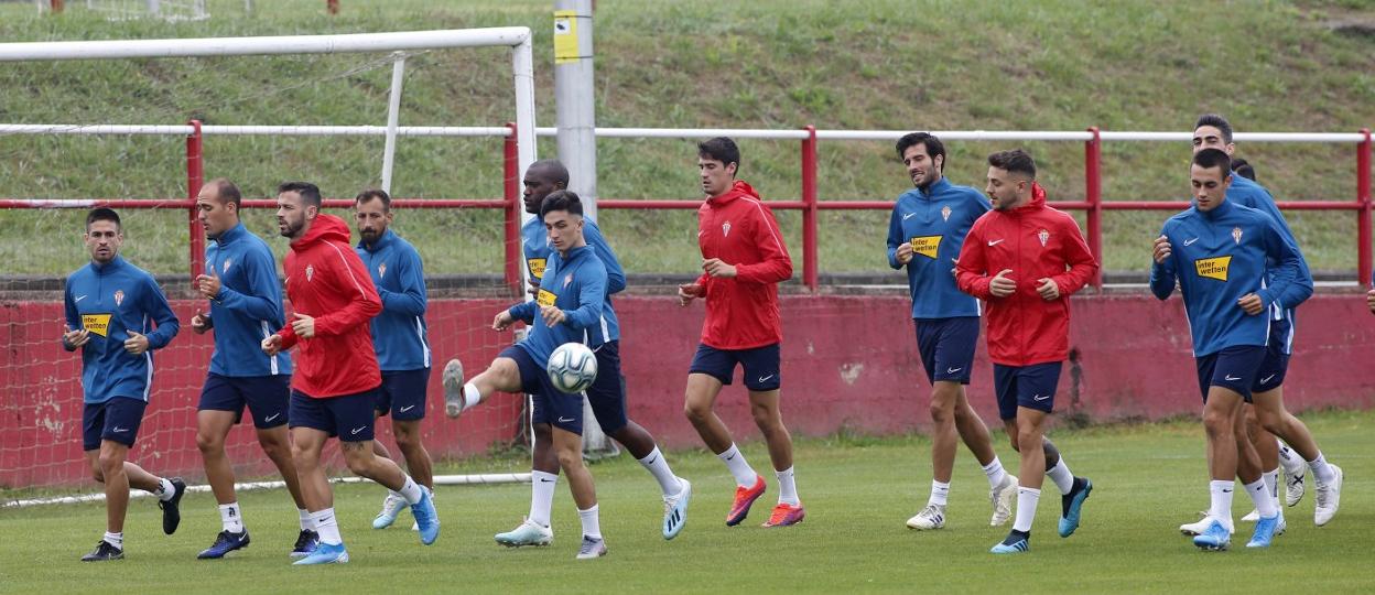 Manu García golpea un balón en los primeros instantes del último entrenamiento de la semana realizado por el Sporting en Mareo. 
