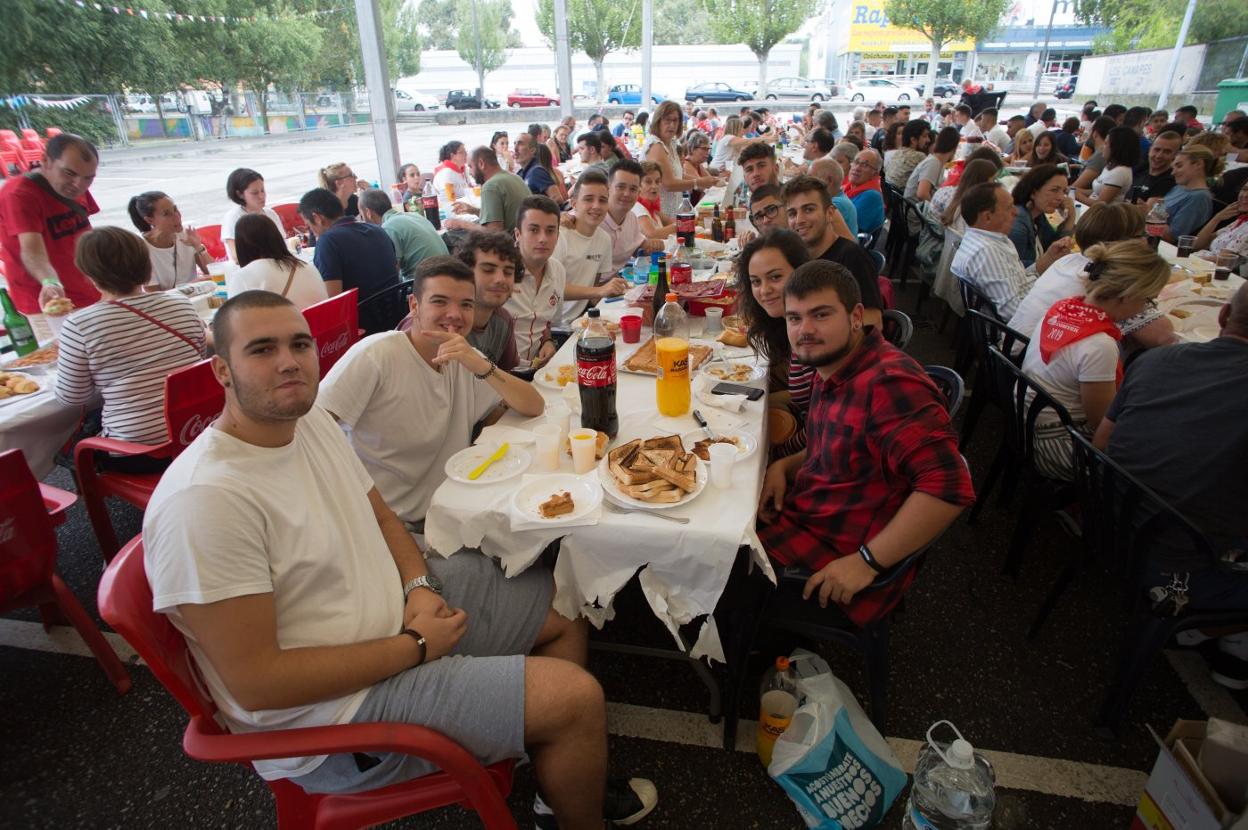 Una de las mesas en la comida celebrada ayer bajo la carpa de la fiesta. 