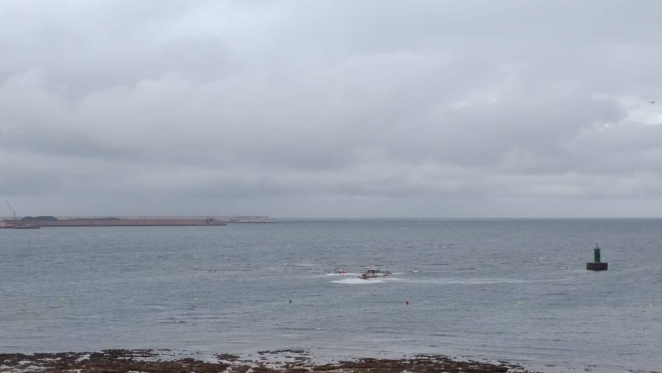 Un velero a la deriva ha obligado a poner en marcha un amplio dispositivo de emergencia en la playa de Poniente. El único tripulante de la embarcación ha sido rescatado con vida por el helicóptero Helimer Cantábrico y trasladado al Hospital de Jove.