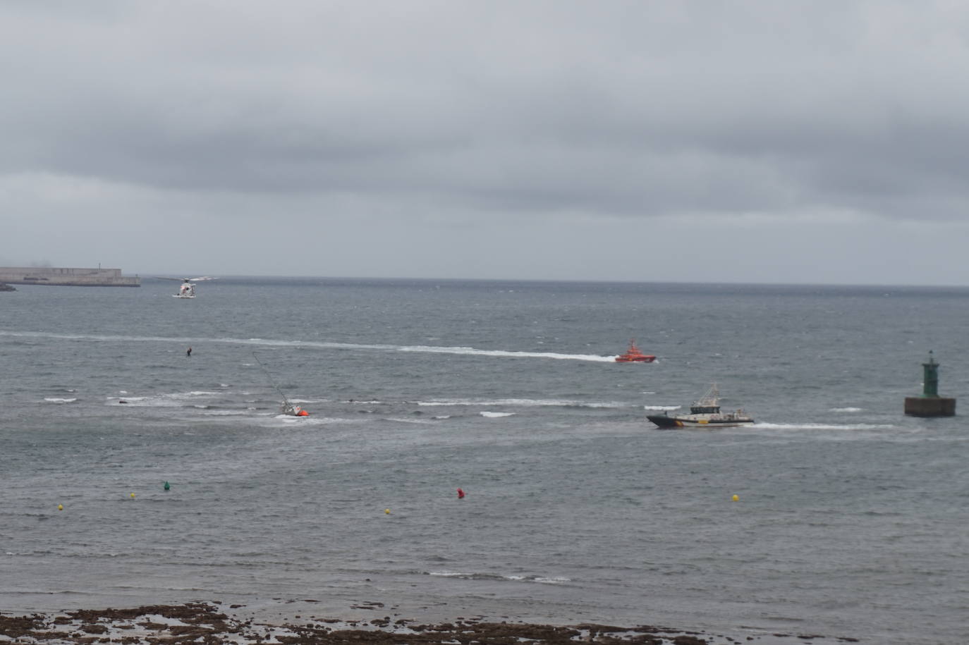 Un velero a la deriva ha obligado a poner en marcha un amplio dispositivo de emergencia en la playa de Poniente. El único tripulante de la embarcación ha sido rescatado con vida por el helicóptero Helimer Cantábrico y trasladado al Hospital de Jove.