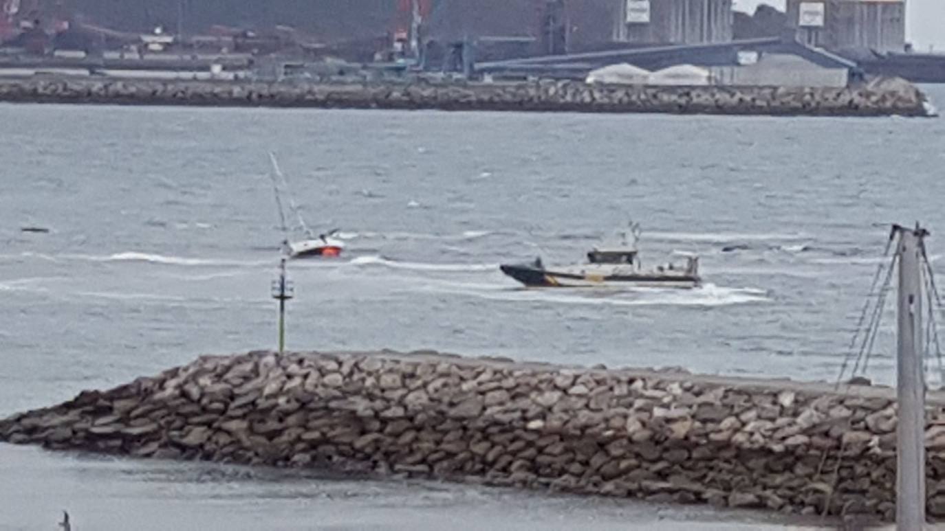Fotos: Asú fue el despliegue para rescatar al tripulante de un velero en Gijón