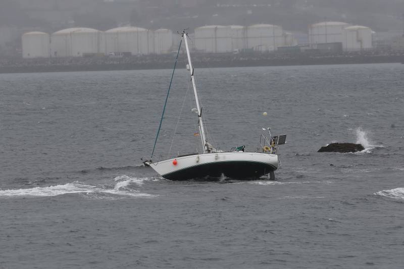 Un velero a la deriva ha obligado a poner en marcha un amplio dispositivo de emergencia en la playa de Poniente. El único tripulante de la embarcación ha sido rescatado con vida por el helicóptero Helimer Cantábrico y trasladado al Hospital de Jove.
