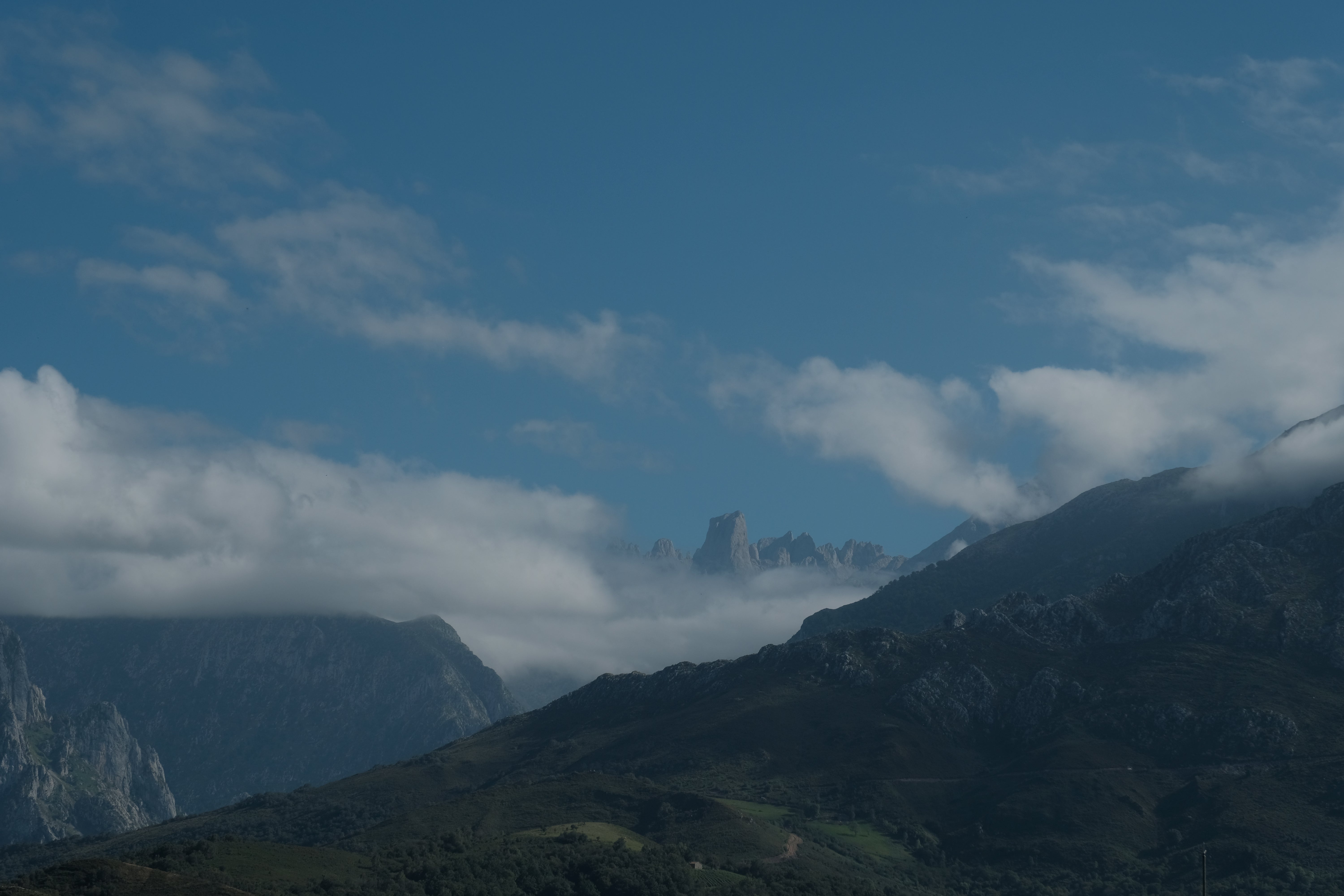 En pleno corazón del Parque Natural, los vecinos del Pueblo Ejemplar de Asturias 2019 disfrutan a diario de una de las estampas más bonitas del picu Urriellu. 