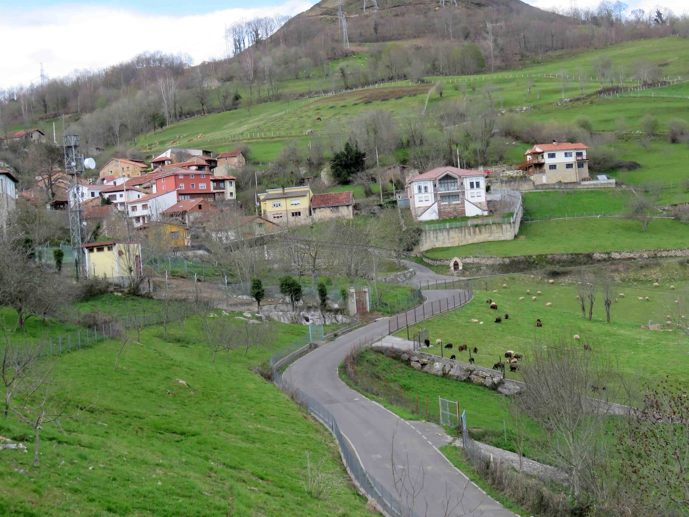 En pleno corazón del Parque Natural, los vecinos del Pueblo Ejemplar de Asturias 2019 disfrutan a diario de una de las estampas más bonitas del picu Urriellu. 